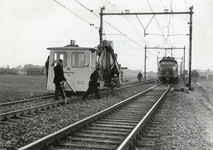 169660 Afbeelding van de hormachine van de N.S. tijdens onderhoudswerkzaamheden aan de spoorlijn te Heerhugowaard, met ...